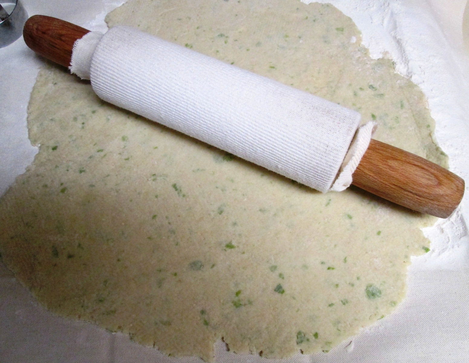 Rolled dough with tomatillos