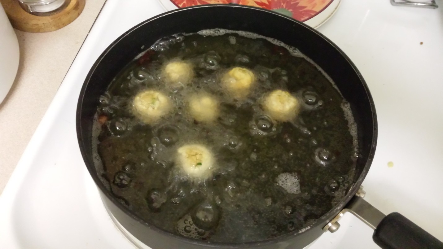 Buñuelos de Pascua Navideña Frying